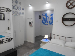 Monastiraki flea market & metro station appartment